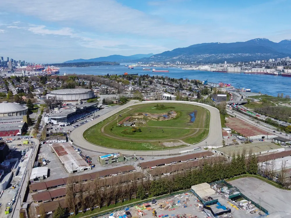 Vue aérienne de l'Hastings Racecourse et de sa tribune